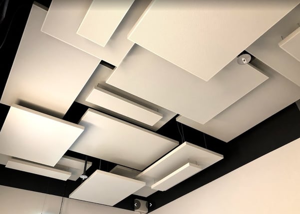 Plafonds suspendus en panneaux métalliques