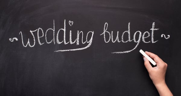 黒板にチョークで書かれたwedding budgetの文字