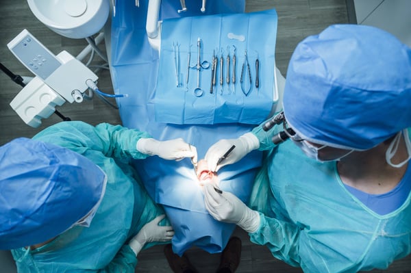 chirurgie et implant dentaire à la clinique dentaire de meyrin