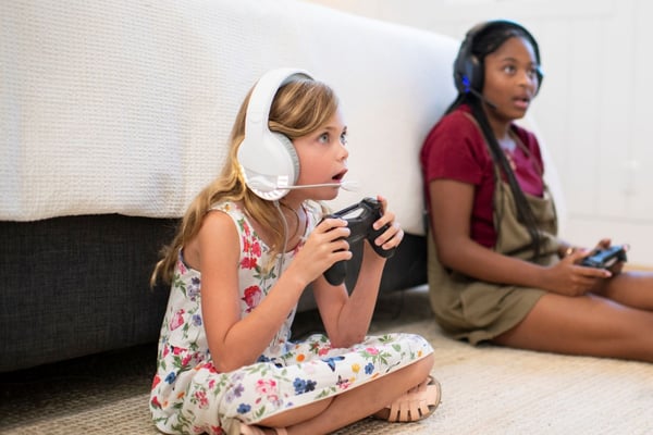 dos chicas jugando
