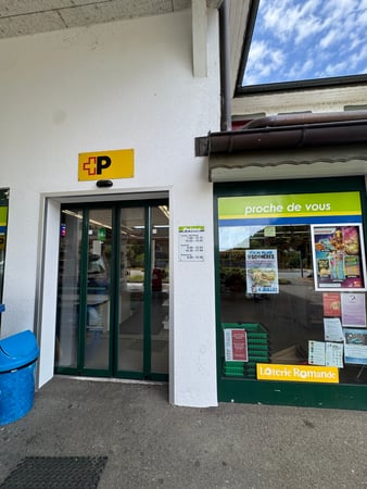 entrée du magasin + agence postale