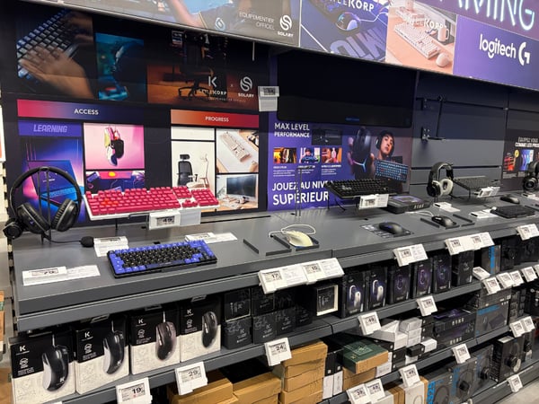 Vue du rayon périphérique gaming avec les produits disposés en magasin.