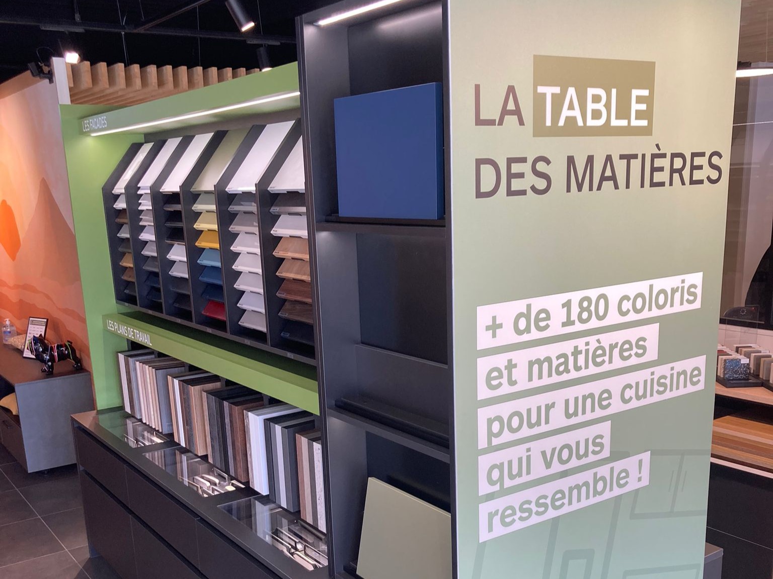 Retrouvez plus de 180 coloris différents de façades de cuisine mates ou brillantes ainsi qu'un large choix de poignées et de matière de plans de travail (granit, quartz, céramique, bois , compact ou stratifié)