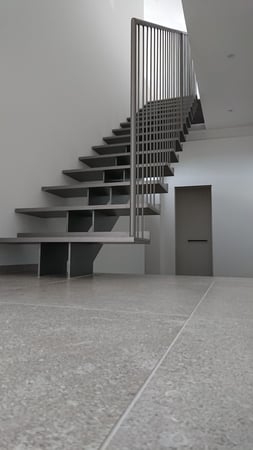 scala con cosciale centrale