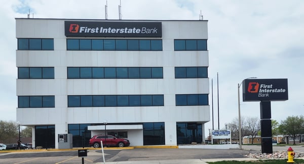 Exterior image of First Interstate Bank in Grand Island, NE.