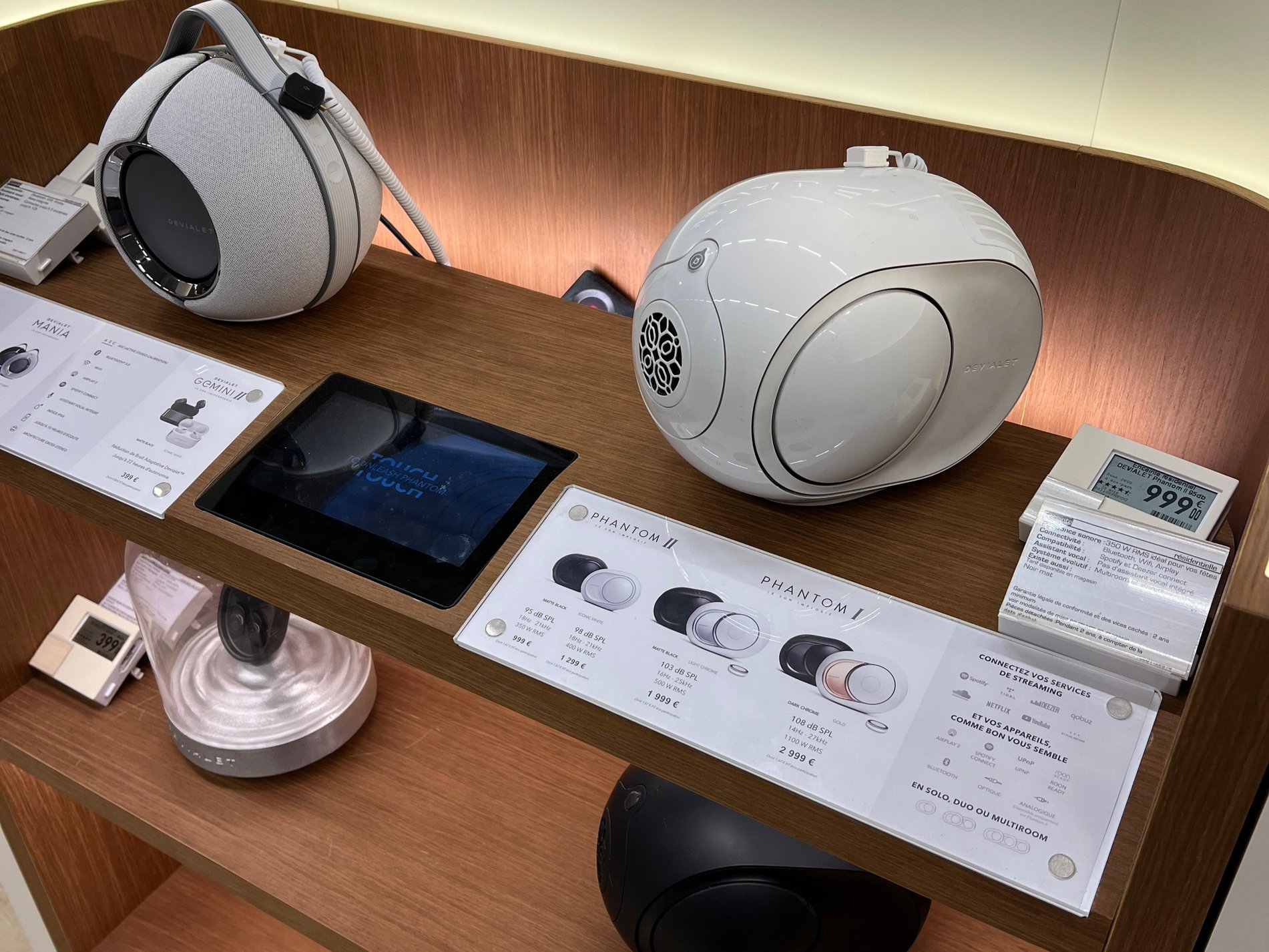 Espace Devialet avec  l'Enceinte portable Devialet Mania dans votre magasin Boulanger Sainte-Geneviève-des-Bois !