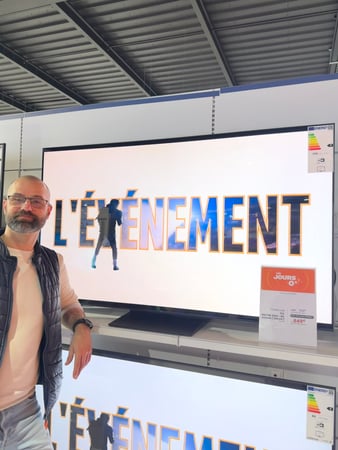 Collaborateur de boulanger Bagnols-sur-Cèze à côté d'une télévision.