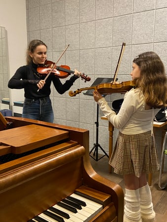 Cours de violon pour les enfants avec Marie McCord à l'école de Musique ArtsCademia de Lutry