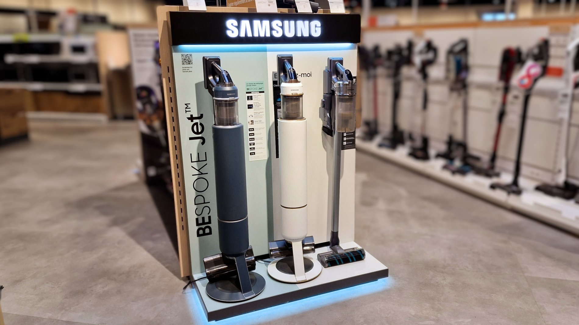 Tête de gondole Samsung aspirateurs balai Jet75 chez Boulanger Villebon