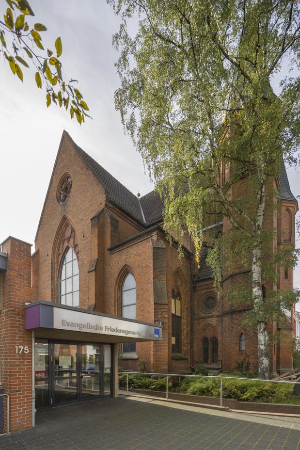 Das Kirchengebäude aus Backstein.