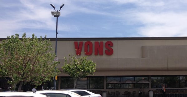 Vons Store Front Picture at 20440 Devonshire St in Chatsworth CA