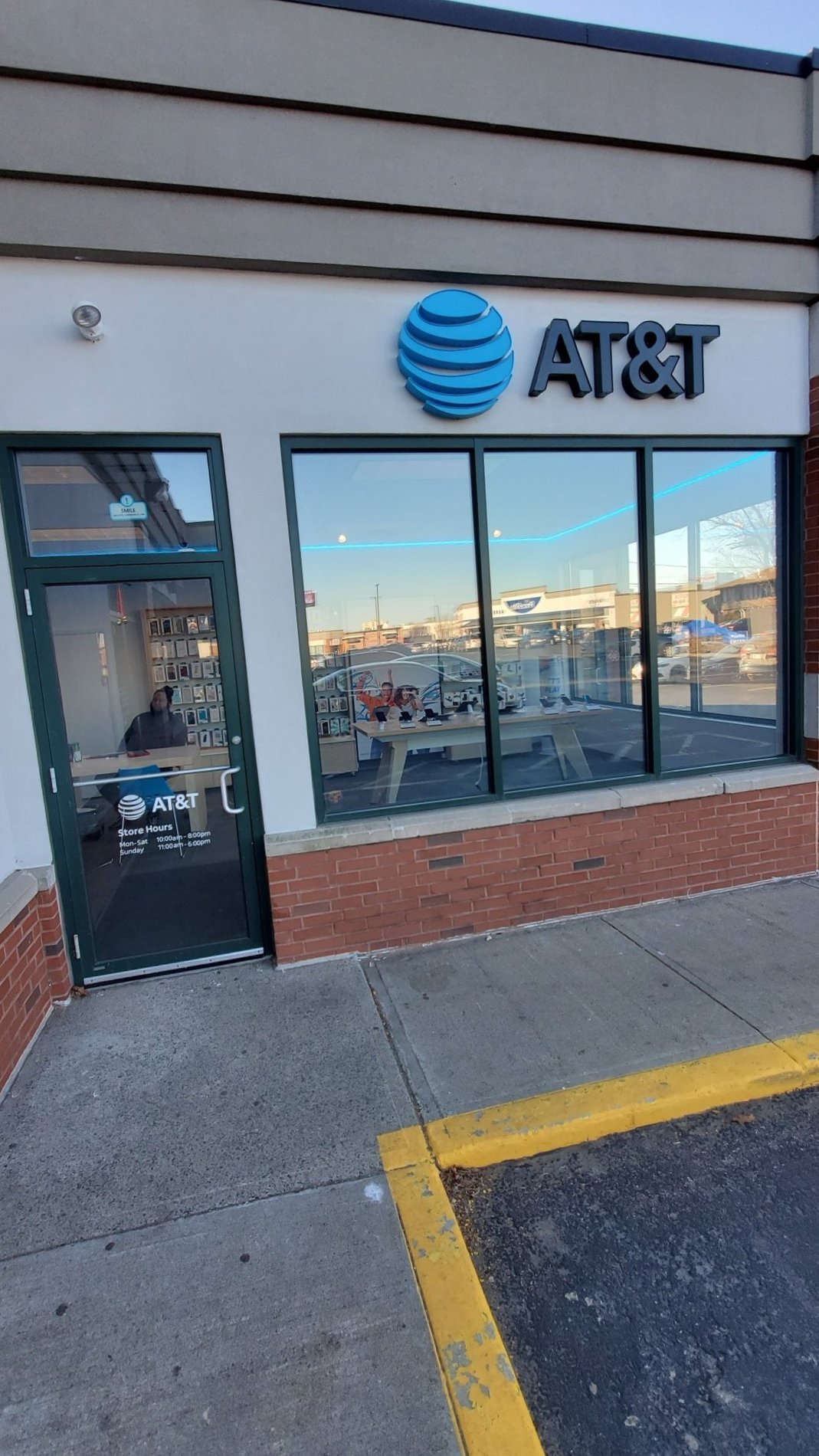 AT&T Store Lynn iPhone SE w/ Curbside Pickup Lynn, MA