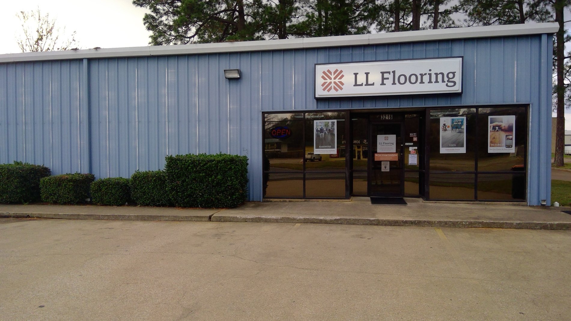 LL Flooring #1216 Tyler | 3216 West Gentry Parkway | Storefront