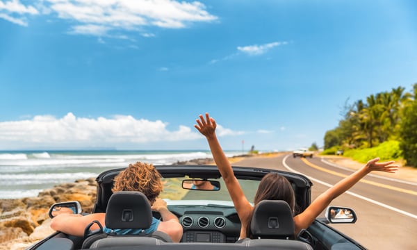 ドライブをするカップル