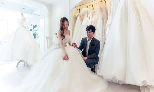 ウェディングドレスを試着するカップル