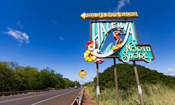 ハイウェイの横に立つハレイワの看板