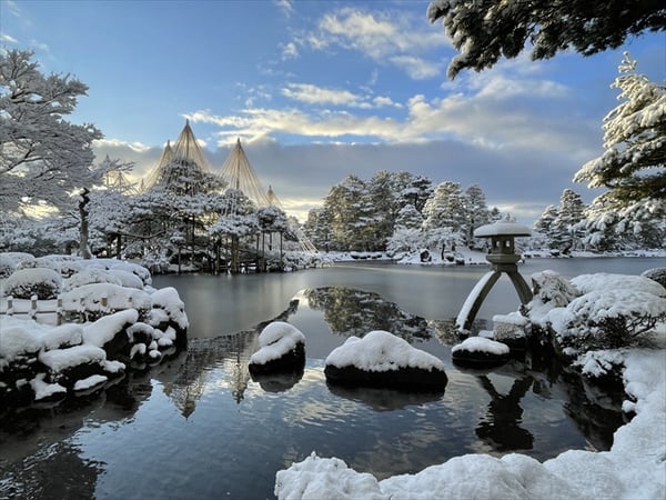 銀世界に立つ雪吊りは息を呑むほどの絶景 提供：兼六園