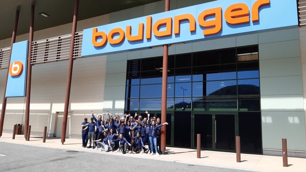 L'équipe Boulanger devant la devanture du nouveau magasin multimédia et électroménager Boulanger Ajaccio
