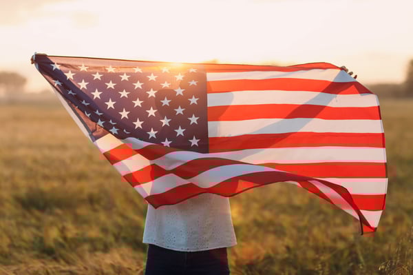 アメリカ国旗と女性のシルエット