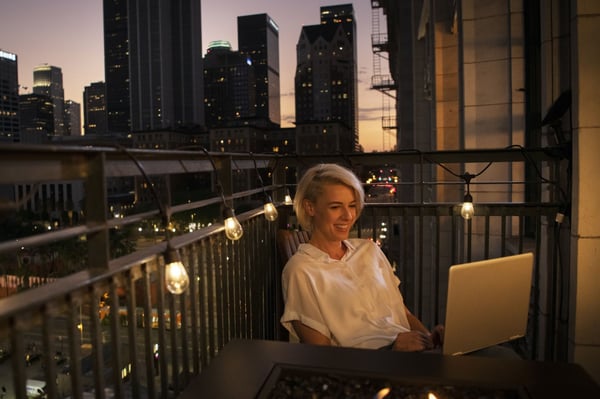 Mujer usando Wi-Fi