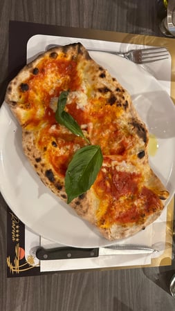 Pizza Calzone, oder doch lieber Salami, oder doch nur Schinken? Bei uns brauchen Sie keine Kompromisse zu machen. Unsere Pizza Bi- Calzone, bietet alles in einem.