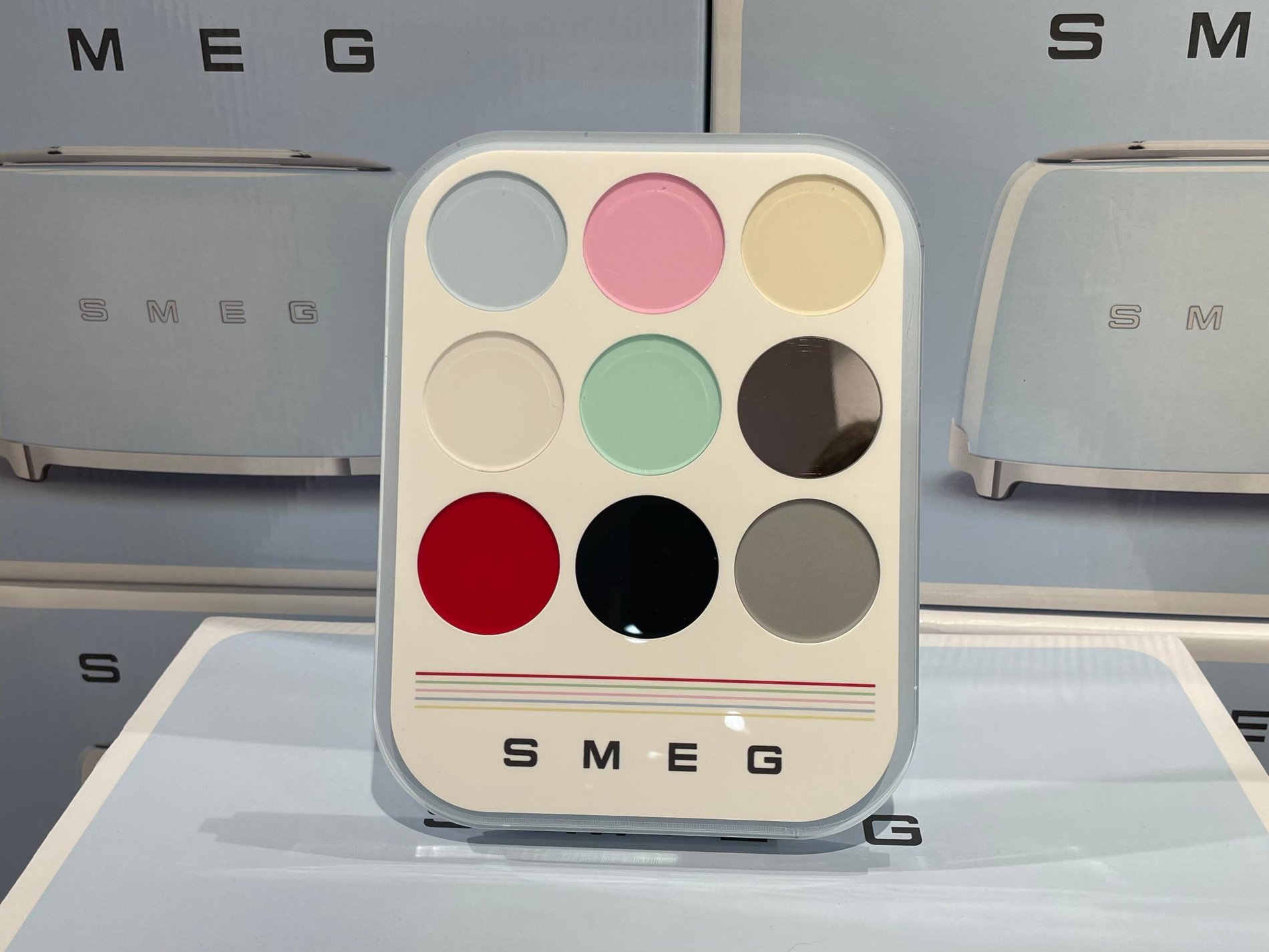 Coloris chez Smeg 
- Boulanger Parly 2 -