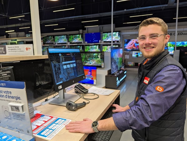 Découvrez Kilian notre conseiller de vente en multimédia devant le rayon des téléviseurs !