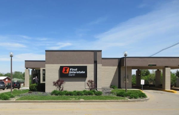Exterior image of First Interstate Bank in Marshalltown, IA.