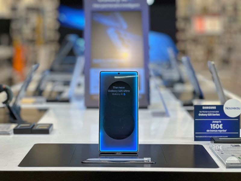 Prenez en main le Samsung Galaxy S25 au magasin Boulanger Avignon Le Pontet. Ce nouveau smartphone qui intègre l'intelligence artificielle.
