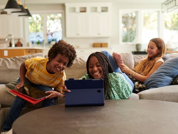 Tres niños usando Internet por fibra óptica en sus tabletas