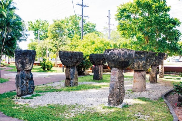 古代チャモロ文化の遺跡を間近で見学