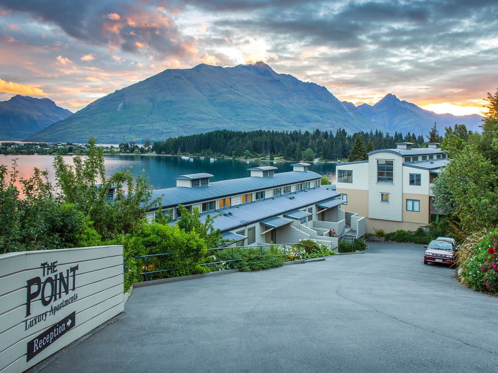 Hotels in Queenstown Book on