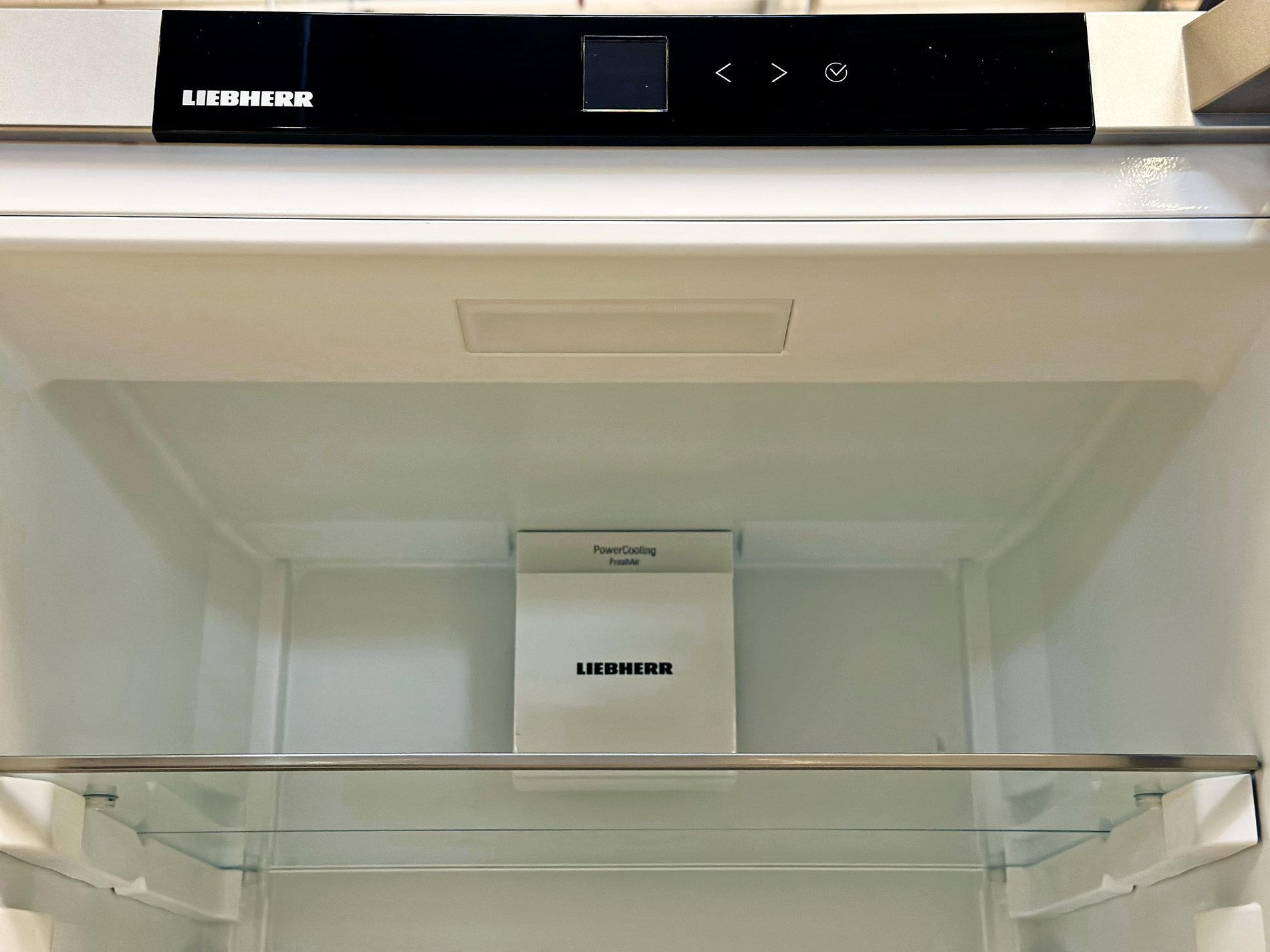 Intérieur réfrigérateur combiné Liebherr chez Boulanger Toulon - La Garde