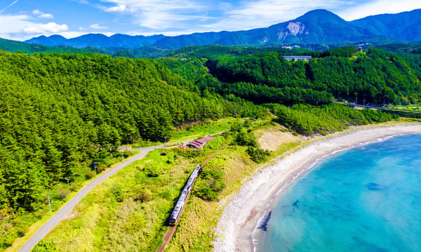 十二湖海浜公園付近を走行する五能線・リゾート列車