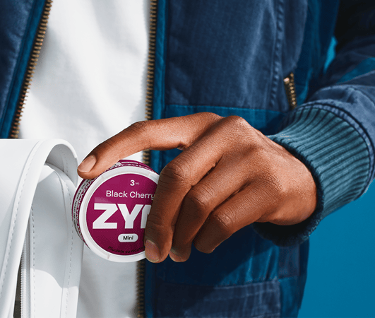 O mână care ține un produs ZYN