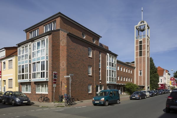 Das Gebäude mit Glockenturm.
