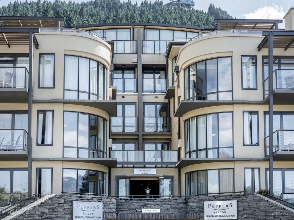 Hotels in Queenstown Book on