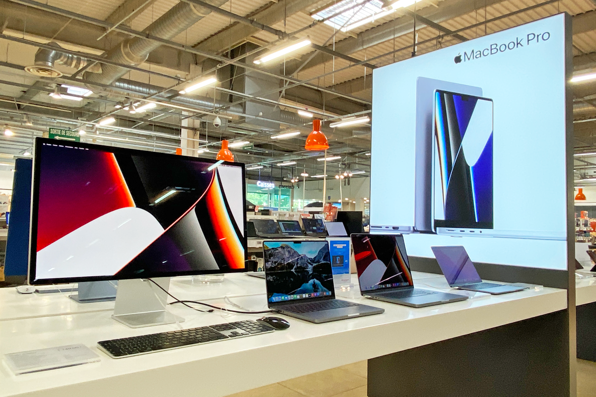 Table de présentation Apple avec écran PC 5K Apple Studio Display, ordinateur portable Macbook Air et Macbook Pro - magasin Boulanger Aubagne