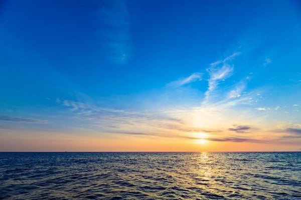 初夏の玄界灘の朝日