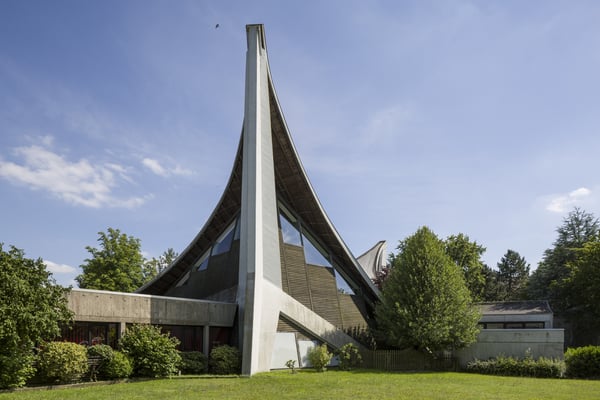 Ein modernes, durch schwungvolle Architektonik geprägtes Kirchengebäude.