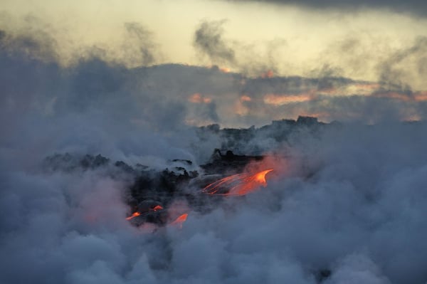 ハワイのキラウエア火山の熱い溶岩は太平洋の海に流れ込む。