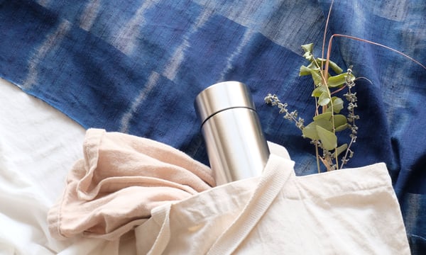 エコバッグからはみ出した水筒