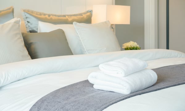 ホテルのベッドとタオル