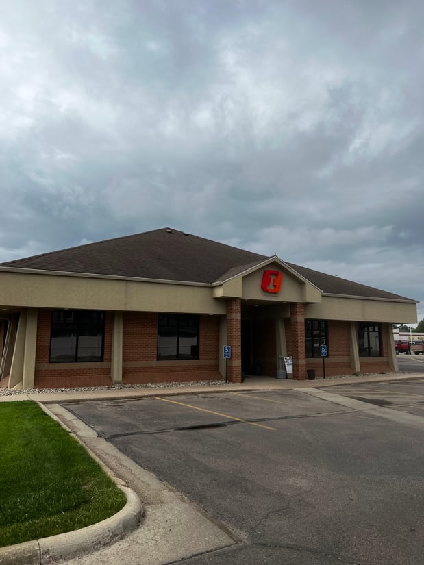 Exterior image of First Interstate Bank in Madison, SD.