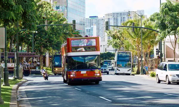 ハワイの街を走る2階建てバス