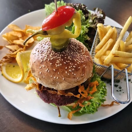 Heifri-Burger mit Pommeskörbchen und Salatbouquet