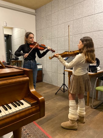 Marie McCord, professeure de violon à l'école de Musique ArtsCademia de Lutry, en action