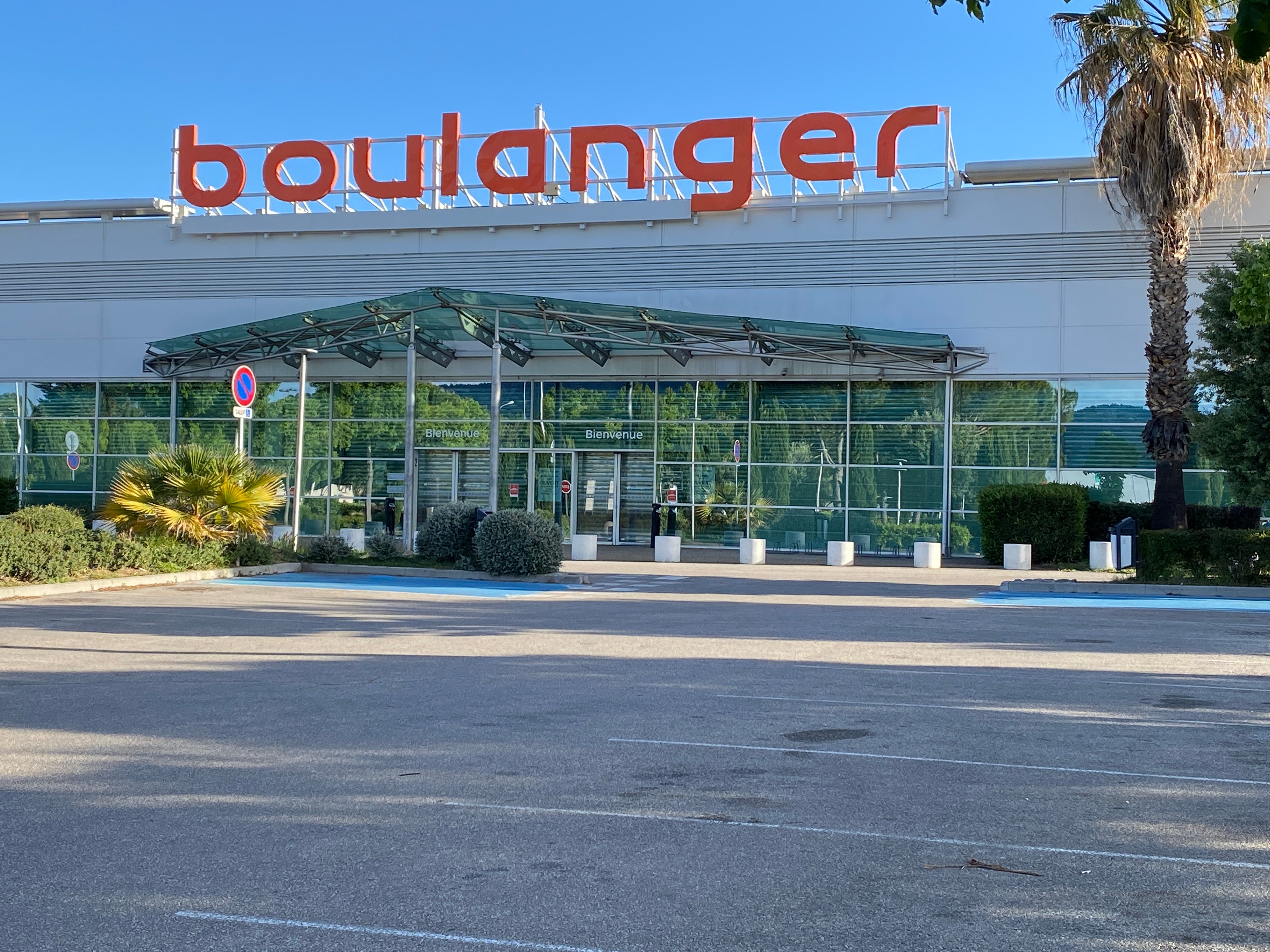 Facade magasin Boulanger Aubagne