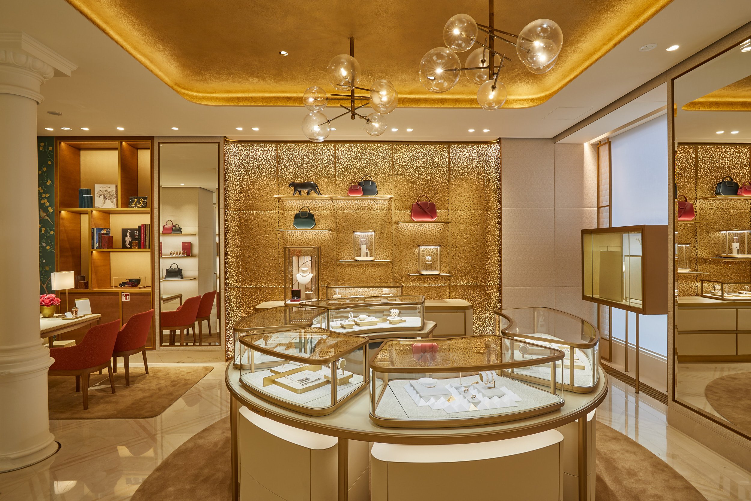 Cartier: fine jewelry, watches, accessories at Maximilianstraße 20