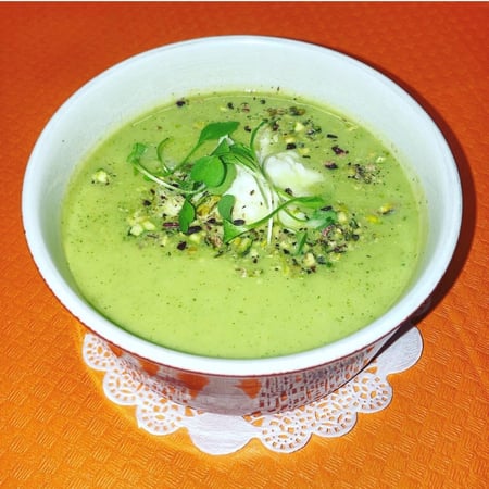 Une soupe froide aux courgettes, pistaches et yogourt grec